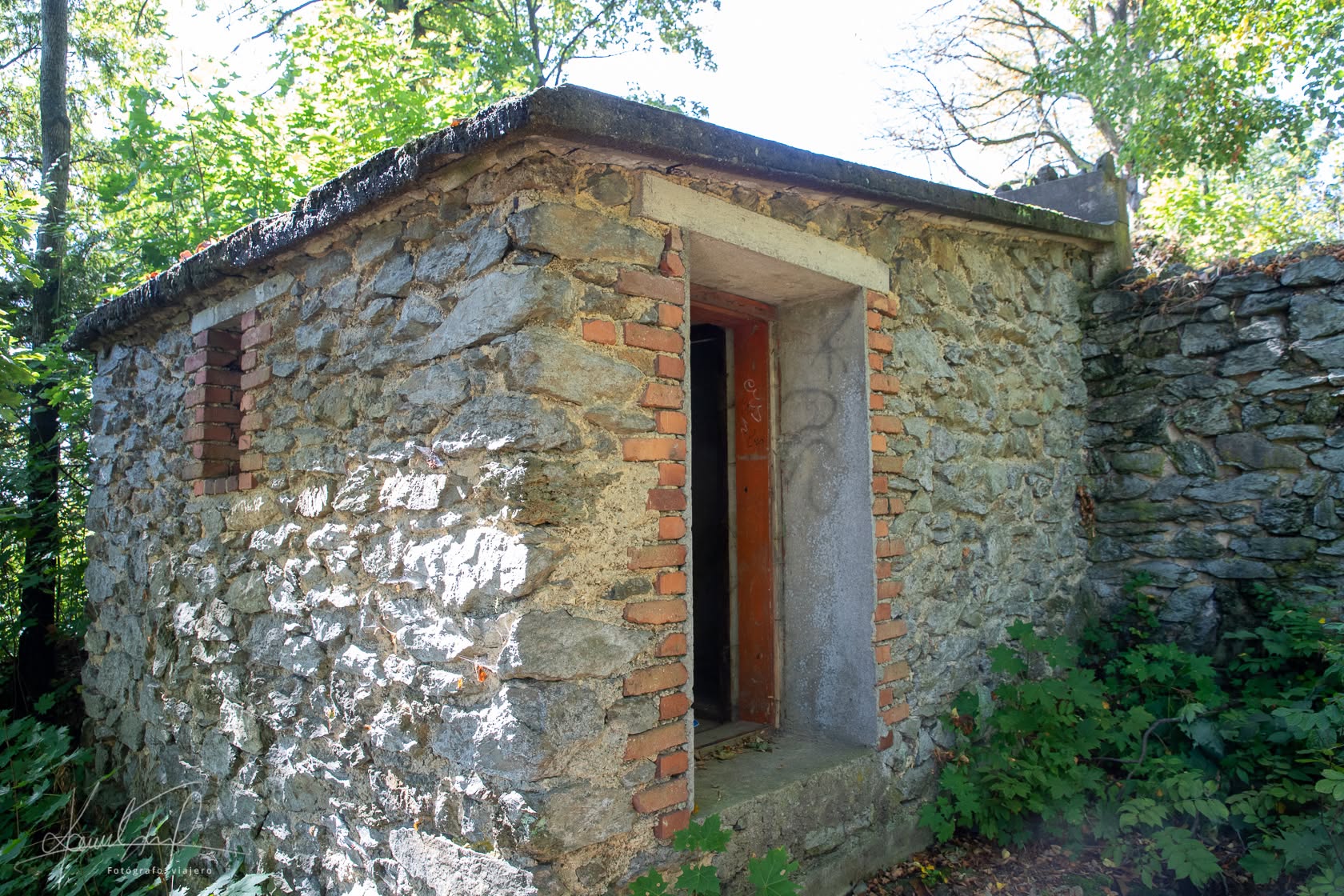 Opuštěný betonový medvědinec na Křížovém vrchu dnes