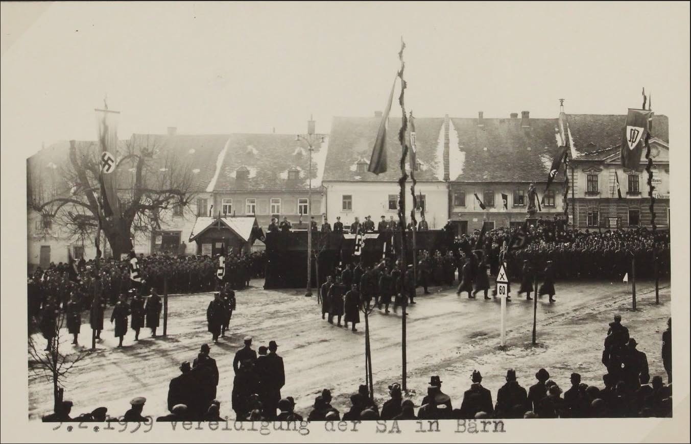 Slavnostní přísaha jednotek SA na zasněženém náměstí v Moravském Berouně (5. února 1939)